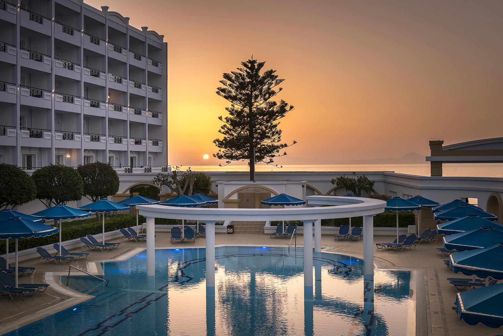 Mitsis Grand Hotel Rhodes City Exterior foto Sunset at the pool