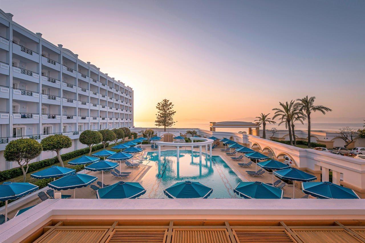 Mitsis Grand Hotel Rhodes City Exterior foto Sunrise at the hotel